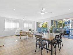 25A Montrose St, Mannering Park NSW 2259, Australia