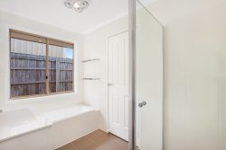 5 Forestgum Grove, Regents Park QLD 4118, Australia