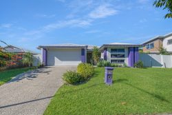66 Makybe Diva Dr, Ooralea QLD 4740, Australia