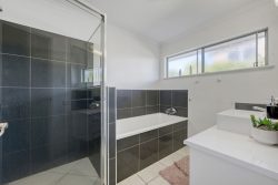 66 Makybe Diva Dr, Ooralea QLD 4740, Australia