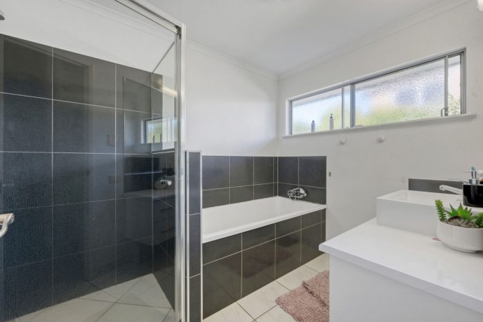 66 Makybe Diva Dr, Ooralea QLD 4740, Australia