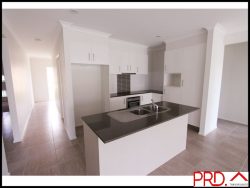 2 Jardine Cres, Boyne Island QLD 4680, Australia