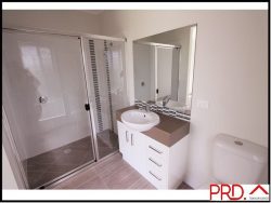 2 Jardine Cres, Boyne Island QLD 4680, Australia