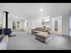 8 Leschenaultia St, Roleystone WA 6111, Australia