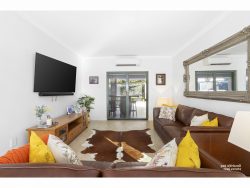 8 Laura Cl, Rockyview QLD 4701, Australia