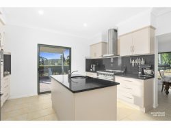 8 Laura Cl, Rockyview QLD 4701, Australia
