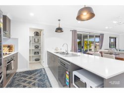 10 Chestnut Ave, Norman Gardens QLD 4701, Australia