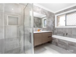 10 Chestnut Ave, Norman Gardens QLD 4701, Australia