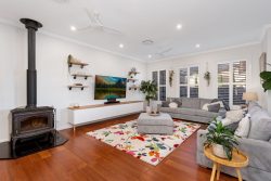 4 Pine Valley Cres, Luddenham NSW 2745, Australia
