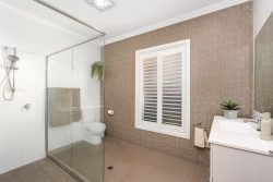 4 Pine Valley Cres, Luddenham NSW 2745, Australia