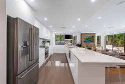 15 Pine Valley Cres, Luddenham NSW 2745, Australia