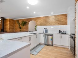 15 Robertson St, West Lamington WA 6430, Australia