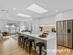 14 Rowitta Rd, Lindisfarne TAS 7015, Australia