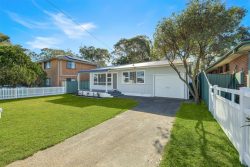 10 Sixth Ave, Toukley NSW 2263, Australia