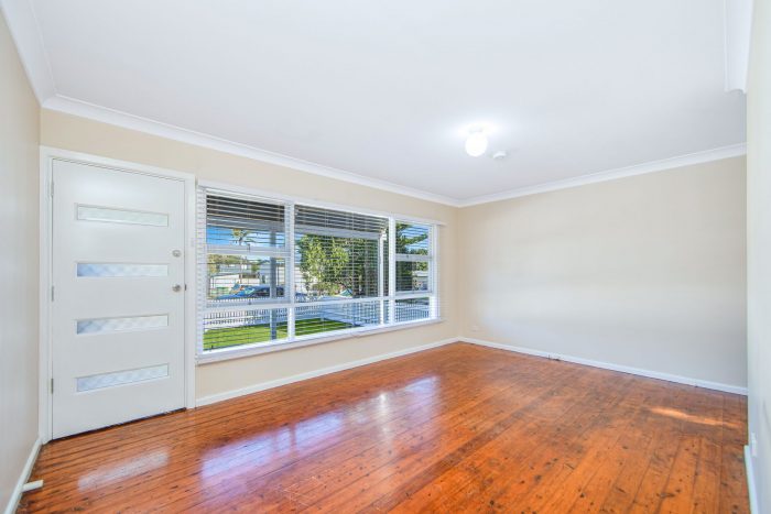 10 Sixth Ave, Toukley NSW 2263, Australia