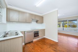 10 Sixth Ave, Toukley NSW 2263, Australia