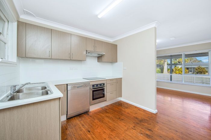 10 Sixth Ave, Toukley NSW 2263, Australia