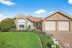 1 Cutter Cct, Encounter Bay SA 5211, Australia