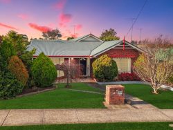 16 Dinwoodie St, Hamilton VIC 3300, Australia