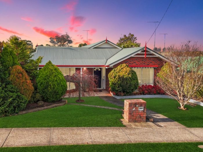 16 Dinwoodie St, Hamilton VIC 3300, Australia