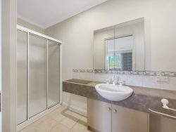 16 Dinwoodie St, Hamilton VIC 3300, Australia