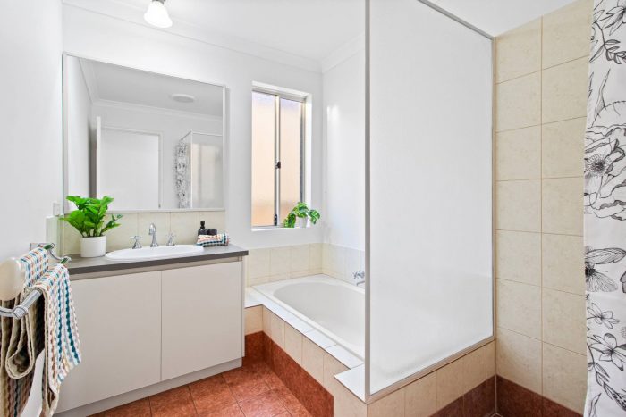 36 Chatsworth Dr, Hocking WA 6065, Australia