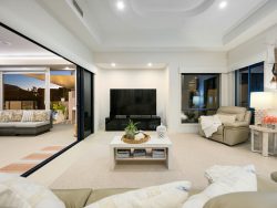 33 The Peninsula, Paradise Point QLD 4216, Australia
