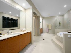33 The Peninsula, Paradise Point QLD 4216, Australia