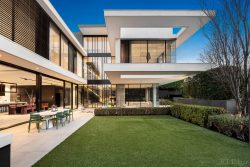 2 Myvore Ct, Toorak VIC 3142, Australia