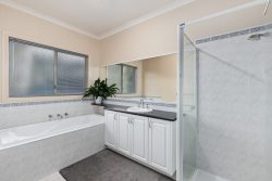 2 Peppertree Ct, Alfredton VIC 3350, Australia