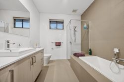 2/55 Percy St, Mitcham VIC 3132, Australia