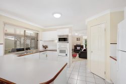 27 Solandra Cct, Regents Park QLD 4118, Australia