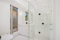 27 Solandra Cct, Regents Park QLD 4118, Australia