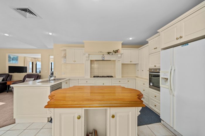37 Tahune Cres, Blackmans Bay TAS 7052, Australia