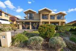 37 Tahune Cres, Blackmans Bay TAS 7052, Australia