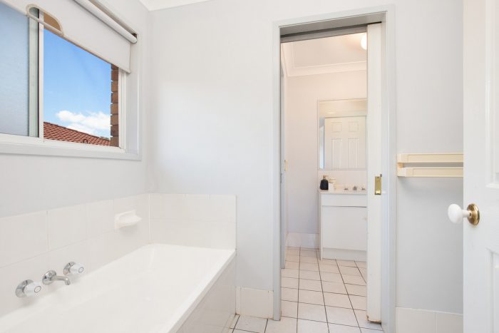 32 Wilkinson Dr, Crestmead QLD 4132, Australia