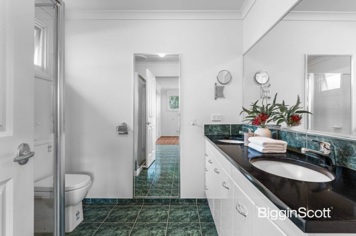 Unit 2/46 Fairhills Parade, Glen Waverley VIC 3150, Australia
