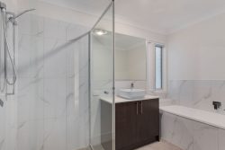 109 Belvedere Dr, Spring Mountain QLD 4300, Australia