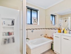 Unit 2/142 Branscombe Rd, Claremont TAS 7011, Australia