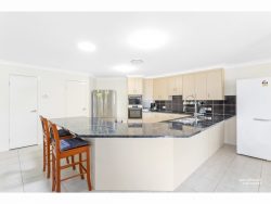 16 Ingram Dr, Gracemere QLD 4702, Australia