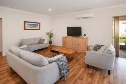 5 Indooroopilly Cres, Dunsborough WA 6281, Australia