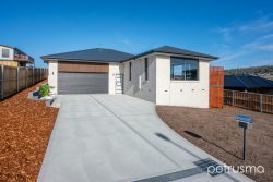 42 Hallett Dr, Rokeby TAS 7019, Australia