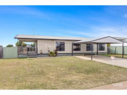 7 Pendula Ln, Blackwater QLD 4717, Australia