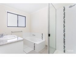 7 Pendula Ln, Blackwater QLD 4717, Australia