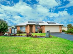 25 Holly Ave, Cawdor QLD 4352, Australia