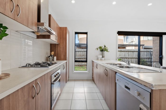 32 Lawn Cres, Braybrook VIC 3019, Australia