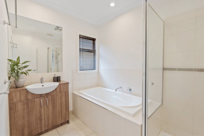 32 Lawn Cres, Braybrook VIC 3019, Australia