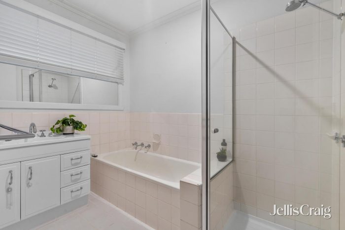 Unit 2/57 Lynden Grove, Mount Waverley VIC 3149, Australia