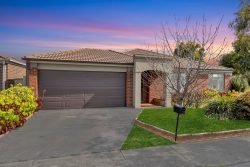 2 Parkvista Dr, Truganina VIC 3029, Australia