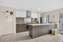 2 Parkvista Dr, Truganina VIC 3029, Australia